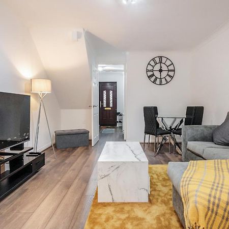 Lovely House In Dagenham / Barking With Free Parking, Wifi & Garden Bagian luar foto