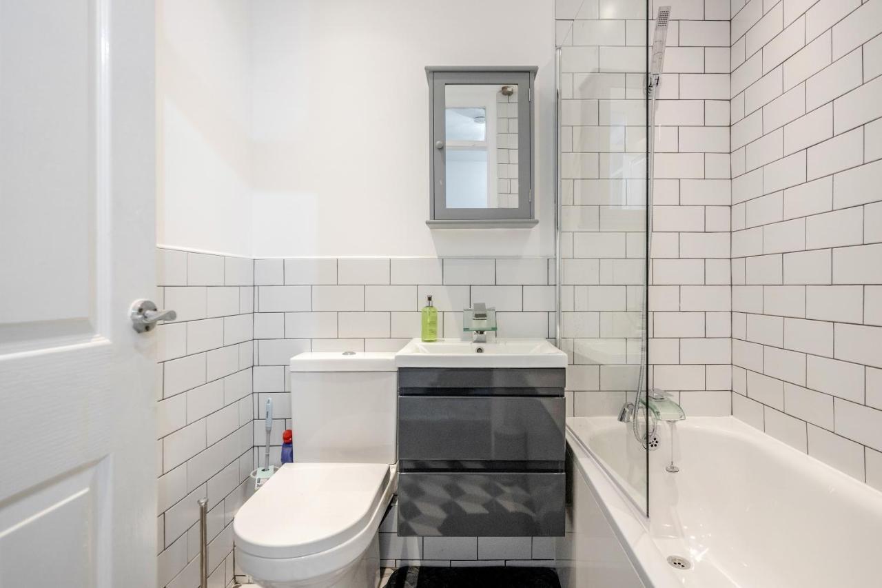 Lovely House In Dagenham / Barking With Free Parking, Wifi & Garden Bagian luar foto