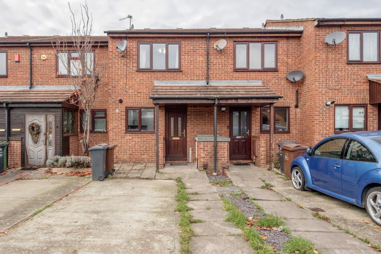 Lovely House In Dagenham / Barking With Free Parking, Wifi & Garden Bagian luar foto
