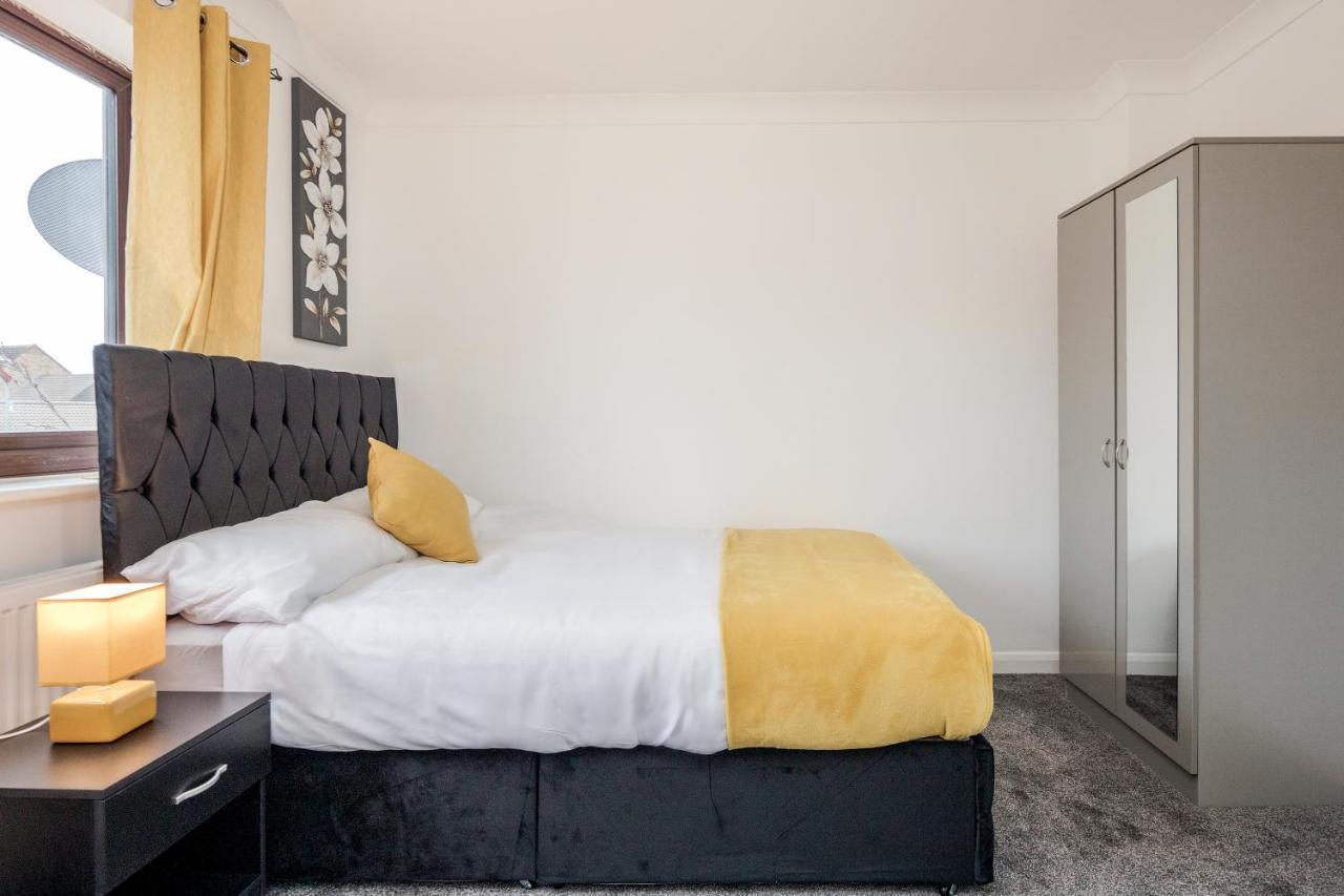 Lovely House In Dagenham / Barking With Free Parking, Wifi & Garden Bagian luar foto