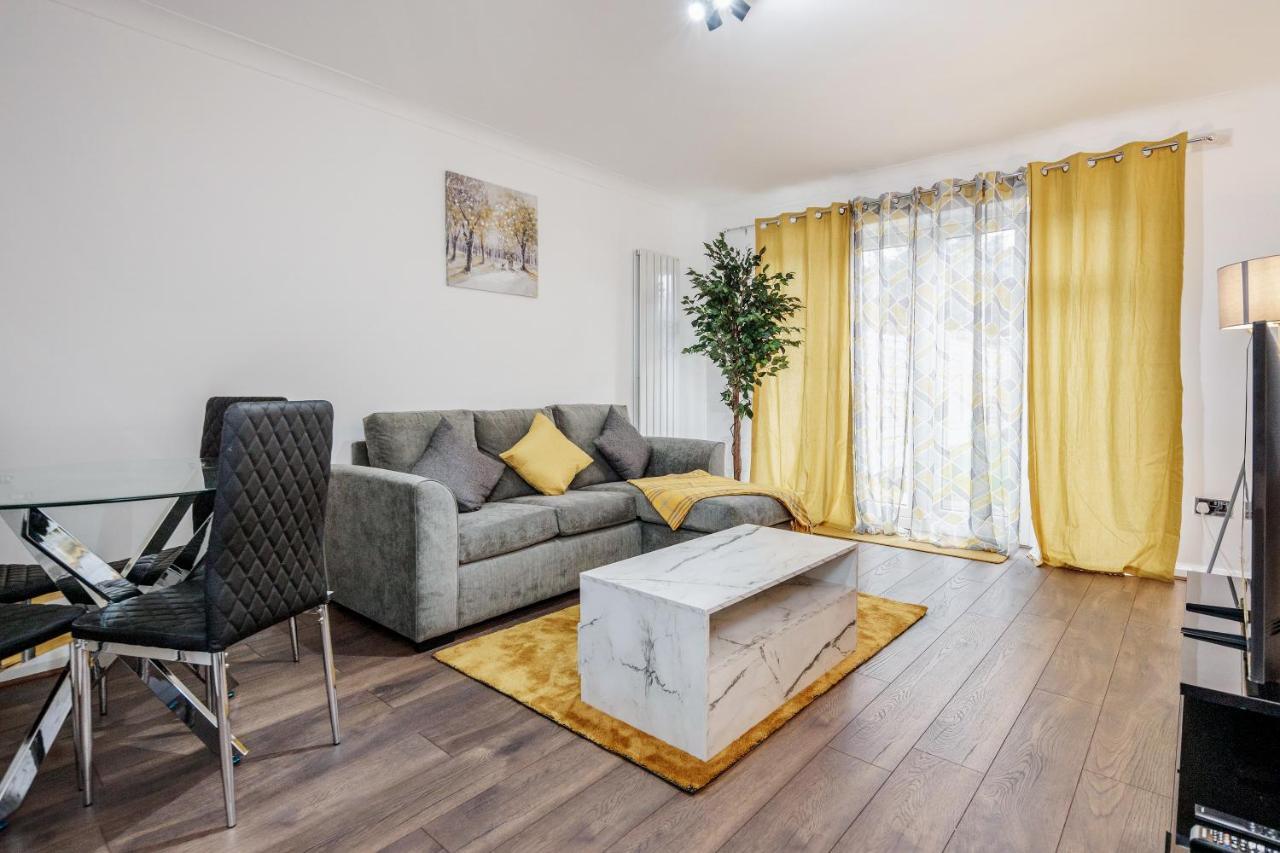 Lovely House In Dagenham / Barking With Free Parking, Wifi & Garden Bagian luar foto