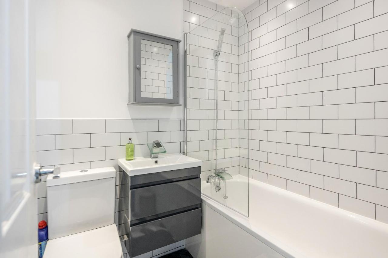 Lovely House In Dagenham / Barking With Free Parking, Wifi & Garden Bagian luar foto
