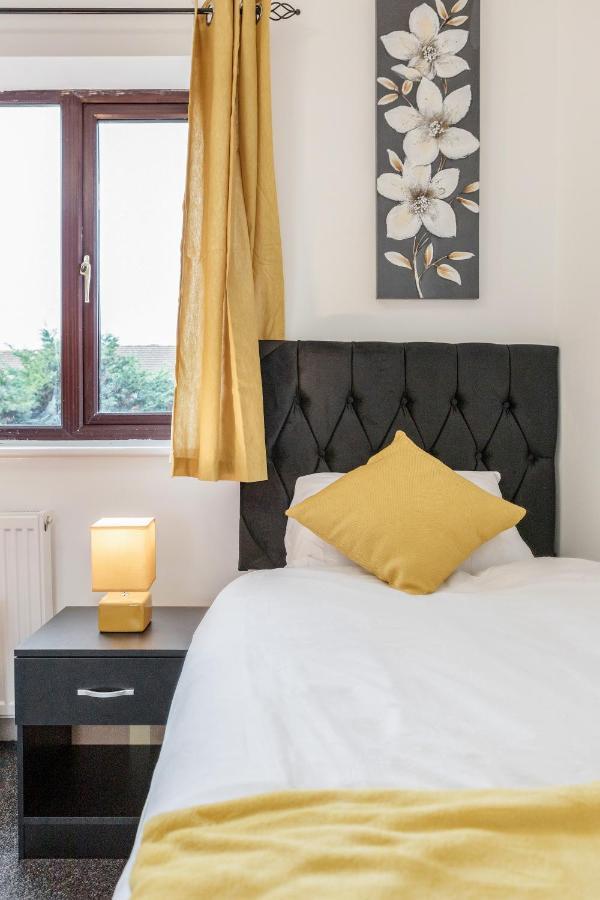 Lovely House In Dagenham / Barking With Free Parking, Wifi & Garden Bagian luar foto