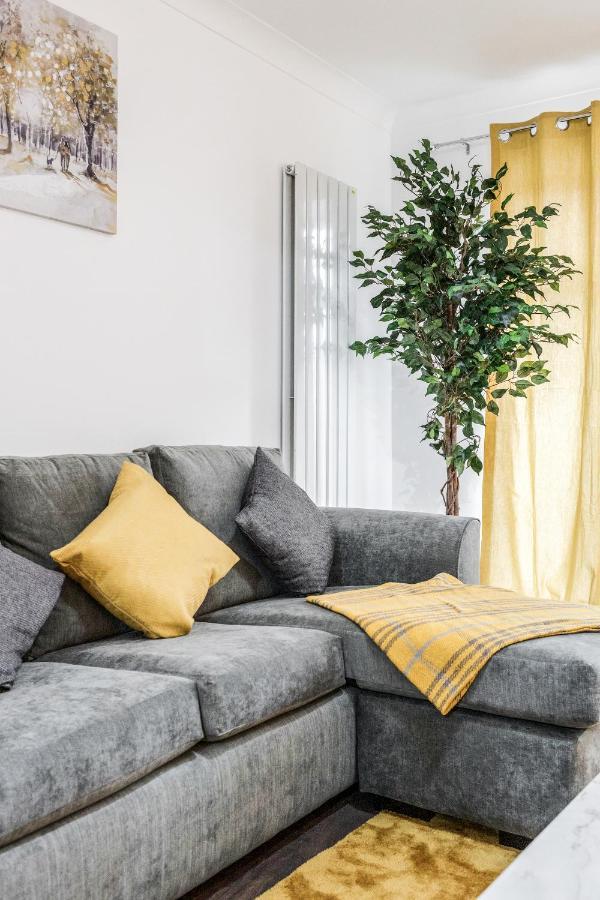 Lovely House In Dagenham / Barking With Free Parking, Wifi & Garden Bagian luar foto
