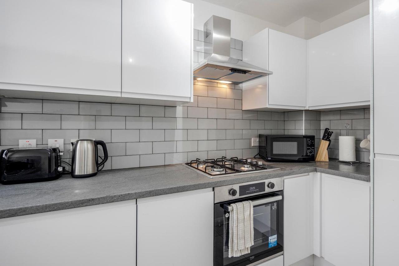 Lovely House In Dagenham / Barking With Free Parking, Wifi & Garden Bagian luar foto