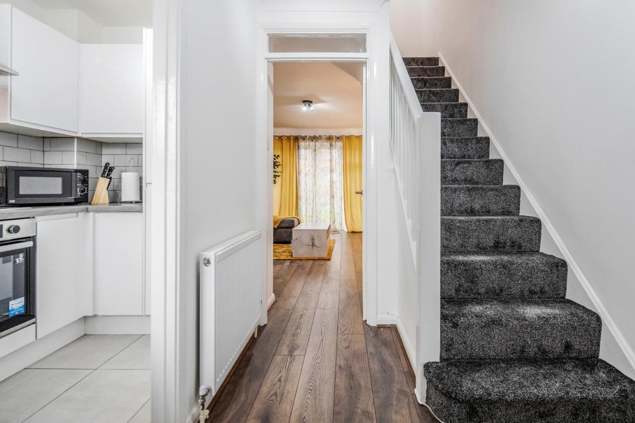 Lovely House In Dagenham / Barking With Free Parking, Wifi & Garden Bagian luar foto