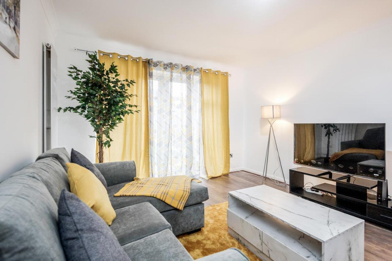 Lovely House In Dagenham / Barking With Free Parking, Wifi & Garden Bagian luar foto