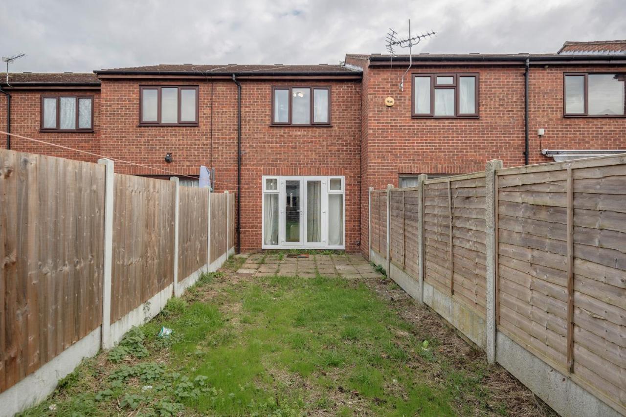 Lovely House In Dagenham / Barking With Free Parking, Wifi & Garden Bagian luar foto