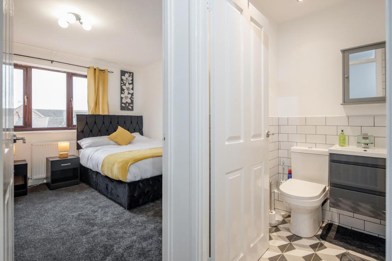 Lovely House In Dagenham / Barking With Free Parking, Wifi & Garden Bagian luar foto