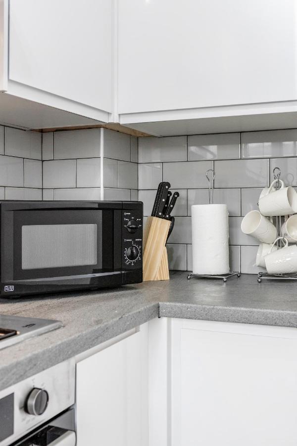 Lovely House In Dagenham / Barking With Free Parking, Wifi & Garden Bagian luar foto
