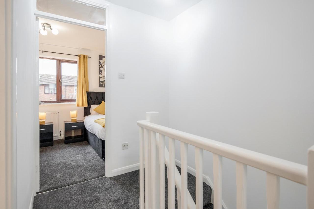 Lovely House In Dagenham / Barking With Free Parking, Wifi & Garden Bagian luar foto