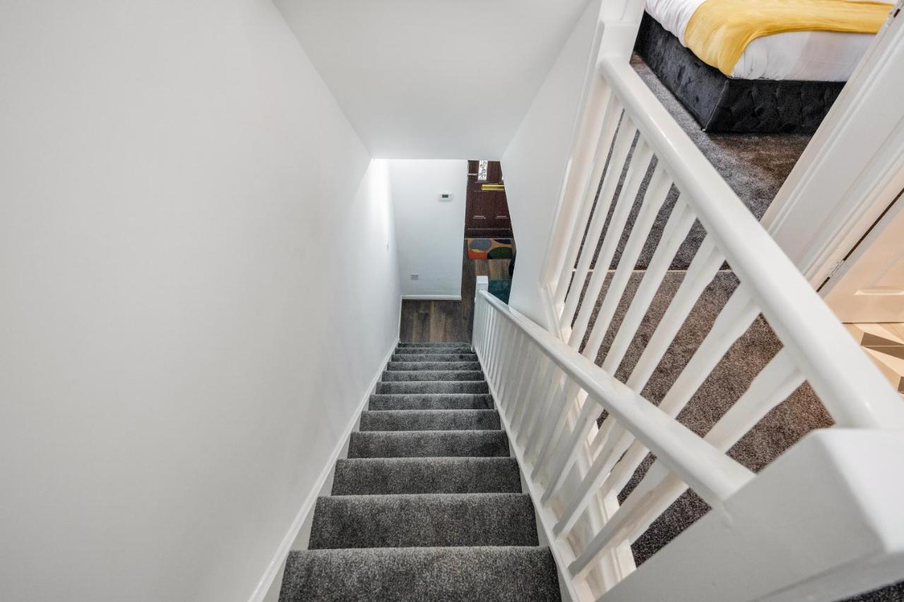 Lovely House In Dagenham / Barking With Free Parking, Wifi & Garden Bagian luar foto