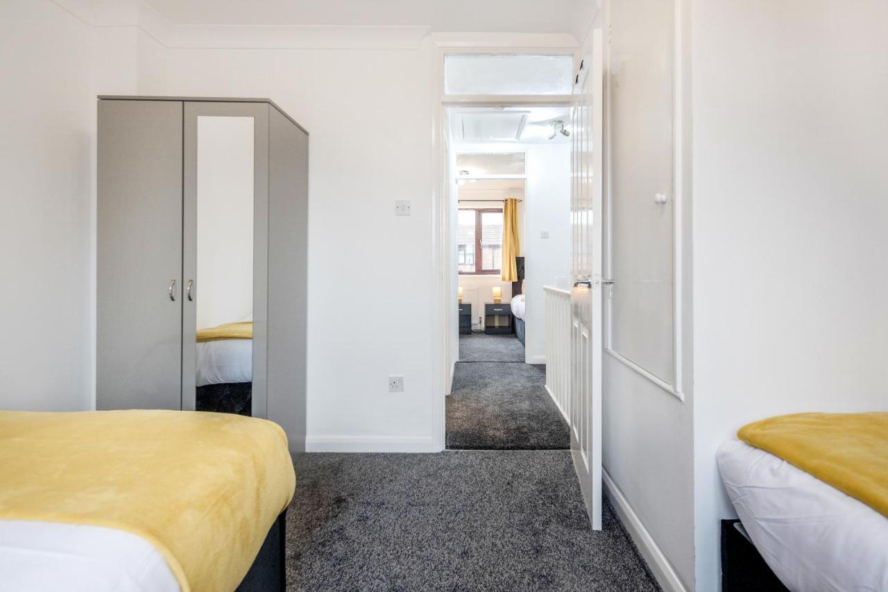 Lovely House In Dagenham / Barking With Free Parking, Wifi & Garden Bagian luar foto