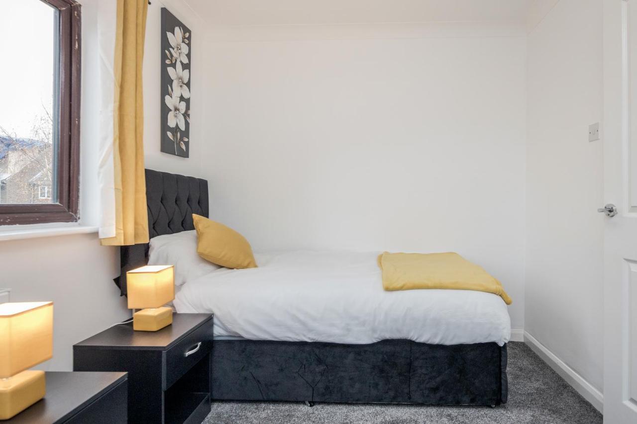 Lovely House In Dagenham / Barking With Free Parking, Wifi & Garden Bagian luar foto