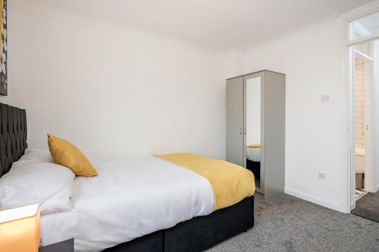 Lovely House In Dagenham / Barking With Free Parking, Wifi & Garden Bagian luar foto
