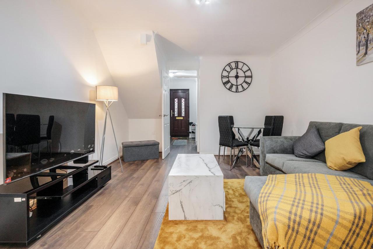 Lovely House In Dagenham / Barking With Free Parking, Wifi & Garden Bagian luar foto