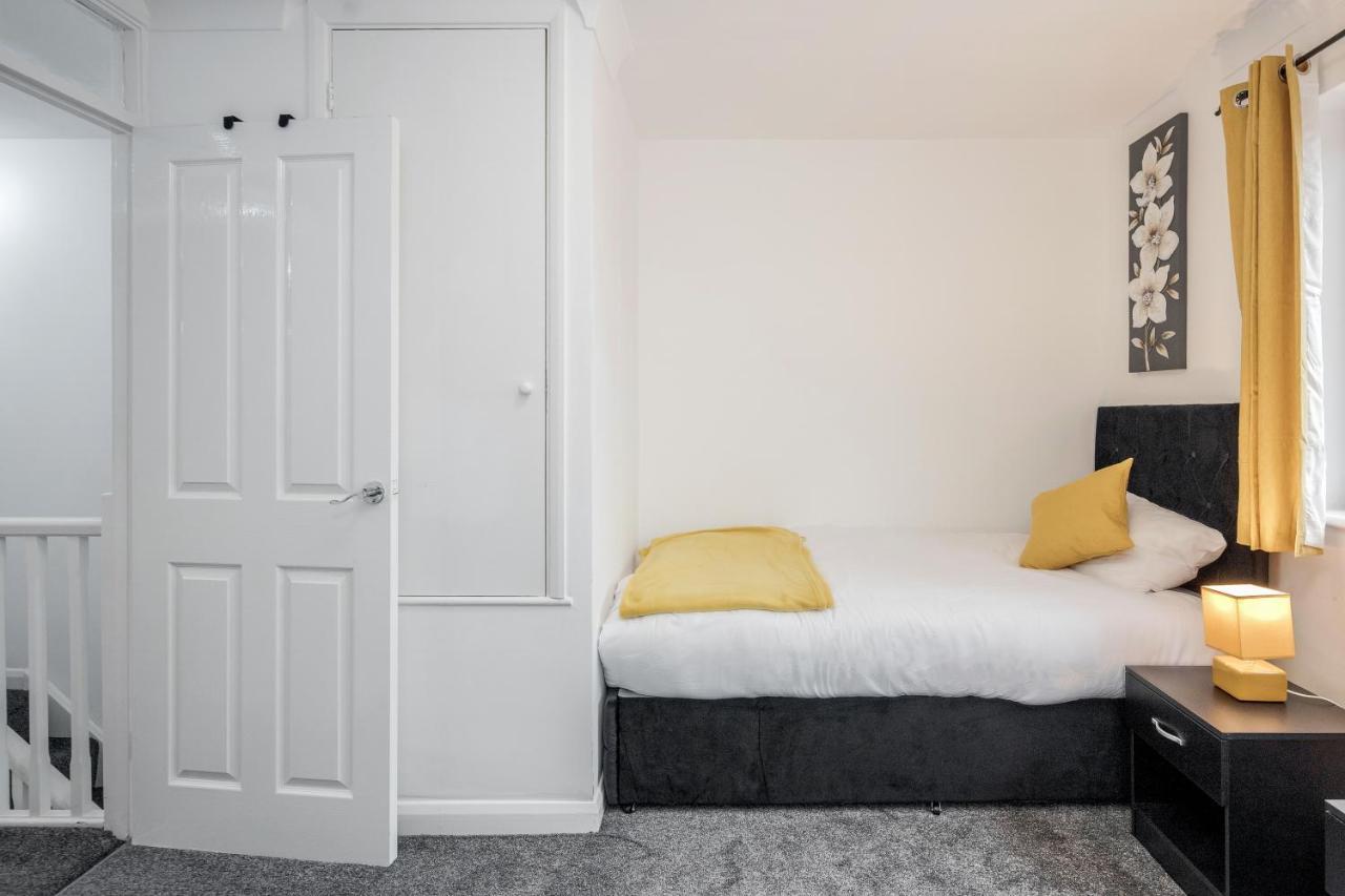 Lovely House In Dagenham / Barking With Free Parking, Wifi & Garden Bagian luar foto