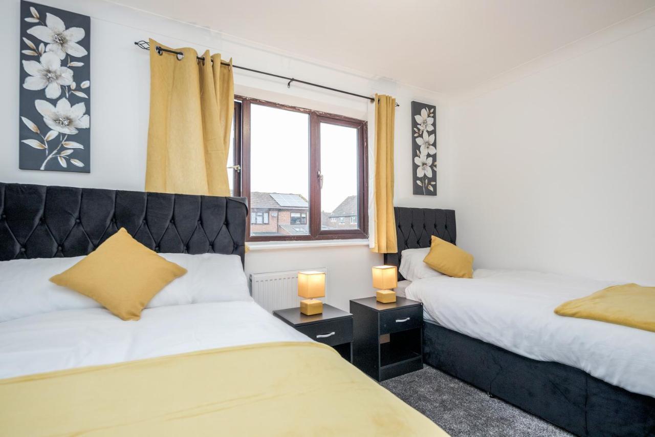 Lovely House In Dagenham / Barking With Free Parking, Wifi & Garden Bagian luar foto
